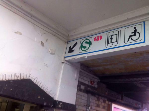 Hinweisschild am S-Bahnhof Zehlendorf