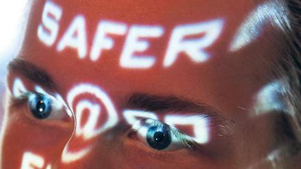 Wer sich ins Internet begibt, hinterlässt Spuren. Mit Diensten wie dem Tor-Projekt baut man eine Mauer zwischen dem eigenen Computer und allzu neugierigen Zeitgenossen. Foto: pa/dpa