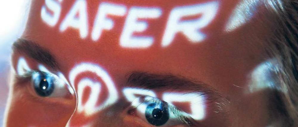 Wer sich ins Internet begibt, hinterlässt Spuren. Mit Diensten wie dem Tor-Projekt baut man eine Mauer zwischen dem eigenen Computer und allzu neugierigen Zeitgenossen. Foto: pa/dpa