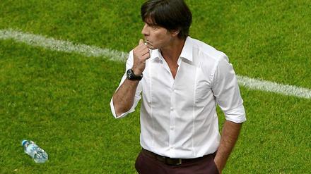 Ein bisschen ratlos. Bundestrainer Joachim Löw will offensiv spielen lassen, braucht aber in der Abwehr mehr Sicherheit.