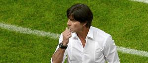 Ein bisschen ratlos. Bundestrainer Joachim Löw will offensiv spielen lassen, braucht aber in der Abwehr mehr Sicherheit.