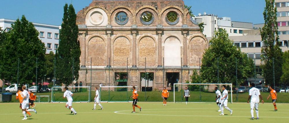 Kick mit Kulisse. Der BSV Al-Dersimspor trägt seine Heimspiele auf dem Lilli-Hennoch-Sportplatz direkt vor der Ruine des Anhalter Bahnhofs aus. .