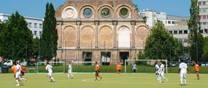 Kick mit Kulisse. Der BSV Al-Dersimspor trägt seine Heimspiele auf dem Lilli-Hennoch-Sportplatz direkt vor der Ruine des Anhalter Bahnhofs aus. .