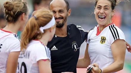 Frauen-Bundestrainer Jamilon Mülders (Mitte) mit seinen Spielerinnen Jana Teschke, Nina Hasselmann und Marie Mävers.
