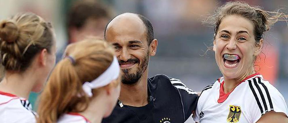 Frauen-Bundestrainer Jamilon Mülders (Mitte) mit seinen Spielerinnen Jana Teschke, Nina Hasselmann und Marie Mävers.