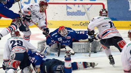 Gleich ist er drin. Travis Mulock (rechts) auf dem Weg zum 6:5. 