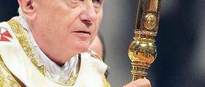 Das Kreuz mit der Messe. Papst Benedikt XVI. wird im September zum Besuch in Berlin erwartet. Geplant ist eine Staatsvisite ohne großen Gottesdienst – ein kluger Schritt? Foto: dpa
