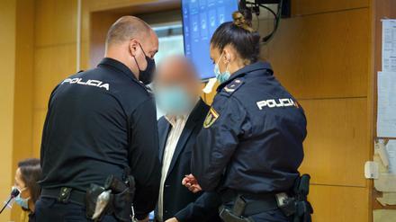 Mordprozess gegen einen Deutschen auf Teneriffa: Der Angeklagte trifft vor Beginn der Verhandlung im Gerichtssaal ein.