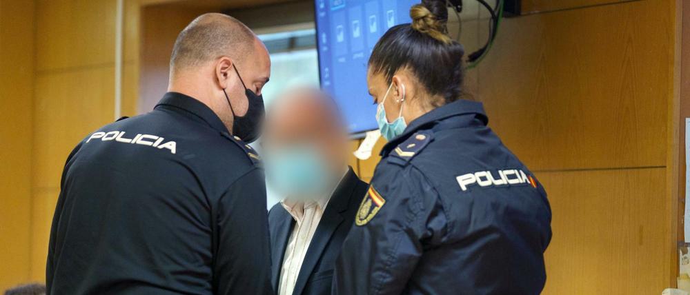 Mordprozess gegen einen Deutschen auf Teneriffa: Der Angeklagte trifft vor Beginn der Verhandlung im Gerichtssaal ein.