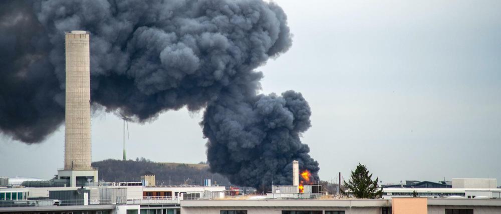 Feuer in München: Dunkle Rauchschwaden steigen bei einem Brand zum Himmel auf.