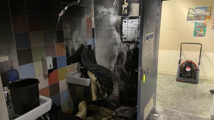 Eine zerstörte Schultoilette in einer Gesamtschule in Kelkheim, Main-Taunus-Kreis