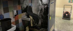 Eine zerstörte Schultoilette in einer Gesamtschule in Kelkheim, Main-Taunus-Kreis