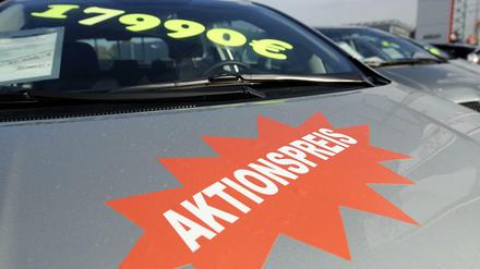 Mit einem Schild "Aktionspreis" weist ein Autohändler in Hamburg auf ein besonders preisgünstiges Angebot hin.