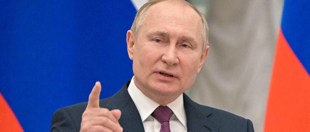 Präsident Wladimir Putin nimmt an einer russischen Militärübung am Samstag teil.