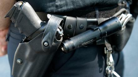 Ihre Dienstwaffe sollten Polizisten besser nicht aus den Augen lassen. 