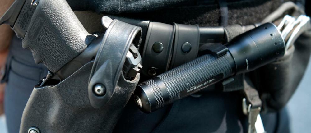 Ihre Dienstwaffe sollten Polizisten besser nicht aus den Augen lassen. 