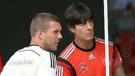 Zwei halten zusammen. Lukas Podolski bleibt Nationalspieler unter Joachim Löw.