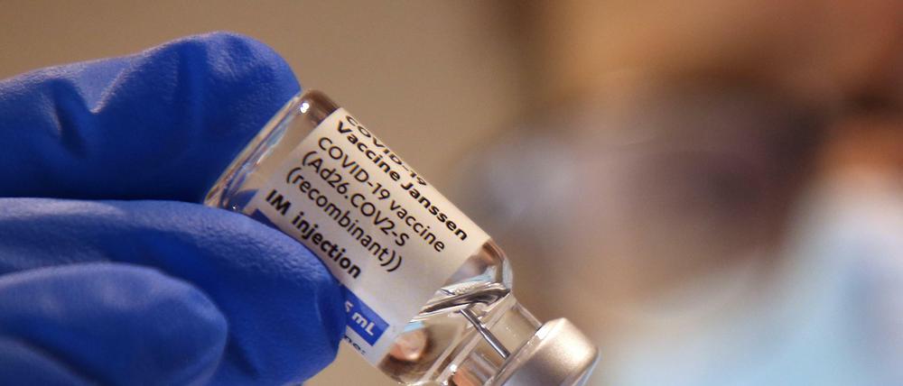 Eine Arzthelferin zieht in einer Praxis einer Hausärztin eine Spritze mit dem Corona-Impfstoff Janssen von Johnson &amp; Johnson gegen das Corona-Virus auf.