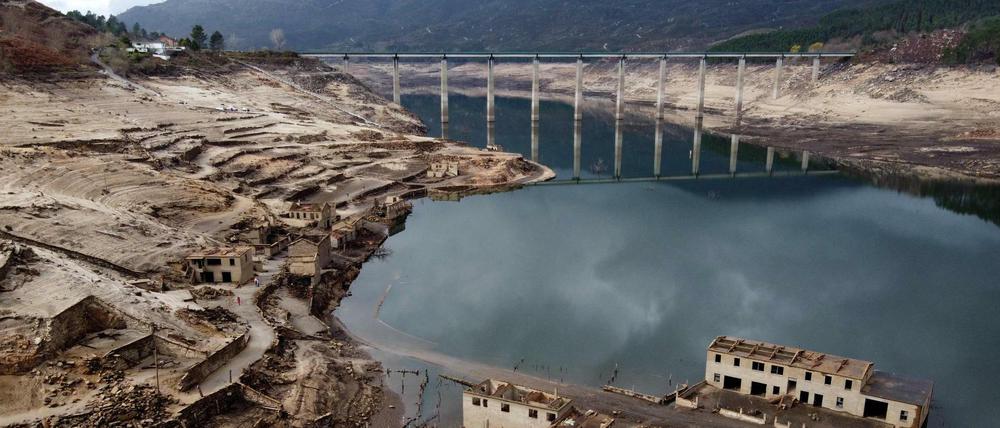Dächer, die aus dem Wasser ragen. In besonders trockenen Jahren tauchen Teile des alten Dorfes Aceredo auf, das vor drei Jahrzehnten überflutet wurde, als ein Wasserkraftwerk das Tal überschwemmte.