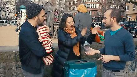 Ein Screenshot aus dem Video "Shit Prenzlschwaben Say": Ein schwäbisches Pärchen in Berlin erklärt einem englischsprachigen Mann, dass Pfandflaschen nicht in den Mülleimer gehören. 