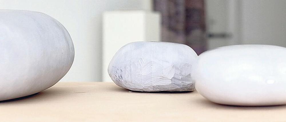 Von Goekhan Erdgan stammen die unbetitelten "Steine" aus Papier, Leim und Wachs