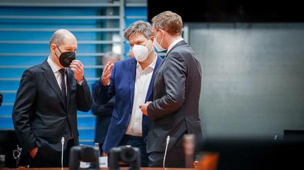 Was tun? Kanzler Olaf Scholz, Wirtschaftsminister Robert Habeck and Finanzminister Christian Lindner suchen nach einem Kompromiss beim Entlastungspaket.