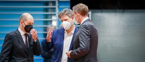 Was tun? Kanzler Olaf Scholz, Wirtschaftsminister Robert Habeck and Finanzminister Christian Lindner suchen nach einem Kompromiss beim Entlastungspaket.