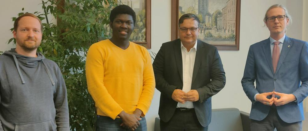 Gruppenbild mit Michael Mallé vom Lichtenberger Register, Adegbayi Balogun, Bezirksbürgermeister Michael Grunst (Linke) und Stadtrat Kevin Hönicke (SPD).