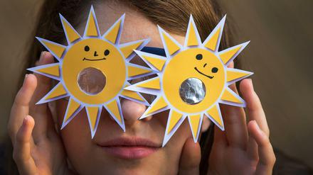 Nur mit Schutzbrille. Die Sonnenfinsternis sollte nur mit einer geeigneten Brille verfolgt werden - es darf auch eine selbst gebastelte mit entsprechender Schutzfolie sein. Gewöhnliche Sonnenbrillen, auch mehrfach übereinander gelegt, reichen nicht aus. 