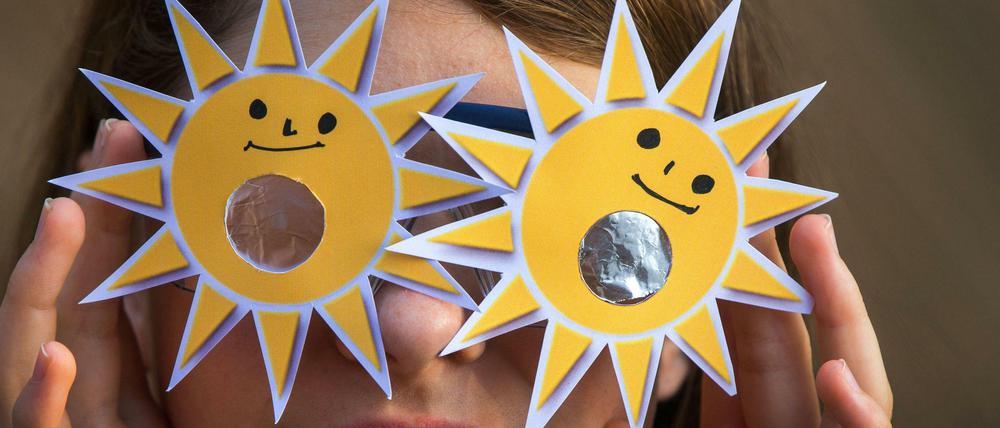 Nur mit Schutzbrille. Die Sonnenfinsternis sollte nur mit einer geeigneten Brille verfolgt werden - es darf auch eine selbst gebastelte mit entsprechender Schutzfolie sein. Gewöhnliche Sonnenbrillen, auch mehrfach übereinander gelegt, reichen nicht aus. 