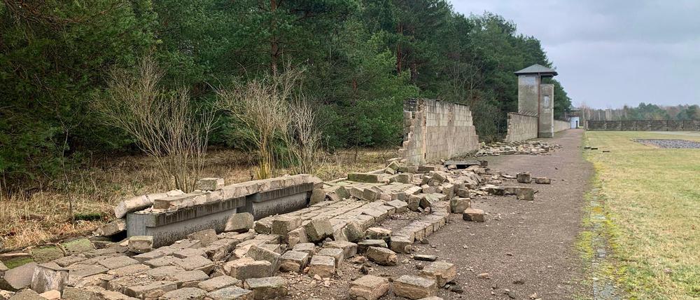 Sturmtief „Ylenia“ hat Teile der 1937 errichteten und weitgehend original erhaltenen Lagermauer des KZ Sachsenhausen zerstört.