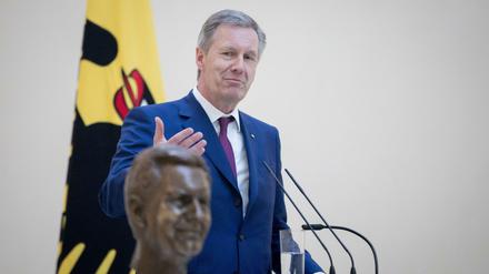 Der ehemalige Bundespräsidenten Christian Wulff spricht nach der feierlichen Enthüllung seiner Büste zu den Teilnehmern. 