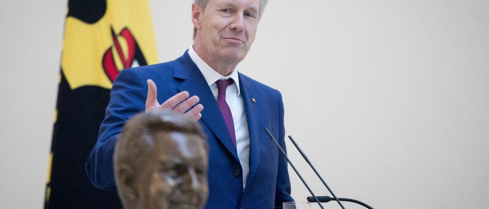 Der ehemalige Bundespräsidenten Christian Wulff spricht nach der feierlichen Enthüllung seiner Büste zu den Teilnehmern.