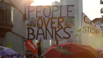 Friedlicher Protest. In Frankfurt demonstrierten viele Menschen gegen die Politik der EZB. Einige schmissen auch Steine und zündeten Autos an.