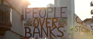 Friedlicher Protest. In Frankfurt demonstrierten viele Menschen gegen die Politik der EZB. Einige schmissen auch Steine und zündeten Autos an.