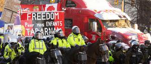 Die Polizei in Ottawa räumt die Trucker-Proteste gegen die Corona-Maßnahmen.