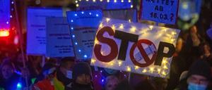 Proteste richten sich auch gegen eine allgemeine Impflicht. 
