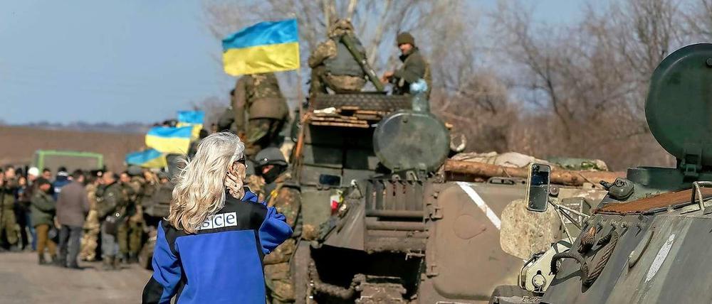 Die OSZE ist nicht mehr allein - der Westen schickt jetzt auch Militärberater in die Ukraine.