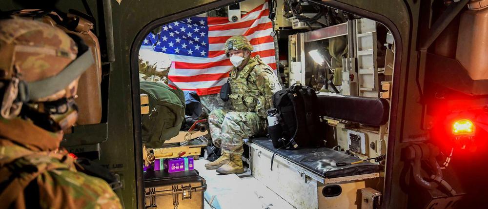 Die USA haben 6500 zusätzliche Soldaten nach Polen und Rumänien verlegt und weitere 8500 in erhöhte Alarmbereitschaft versetzt.