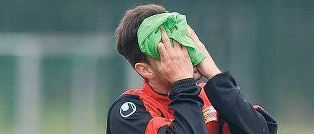 Schwerer Kopf. Für Felipe Gallegos war das Trainingslager früh beendet. 