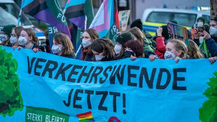 Erste große Demonstration von Fridays for Future, in der Corona Pandemie, gegen das Abholzen des Sterkrader Waldes, für eine Vergrößerung des Autobahnkreuz Oberhausen, wo bis zu 5000 Bäume gefällt werden sollen, NRW, Deutschland, Friday for Future Demo