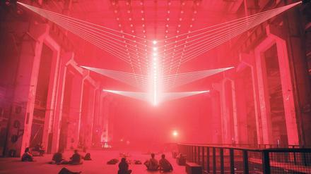 Die virtuelle Welt ist der Alltag, sie dominiert inzwischen die analoge. Hier eine Installation des Lichtkünstlers Christopher Bauder im Kraftwerk in Berlin. Ihr Titel: „Deep Web“.