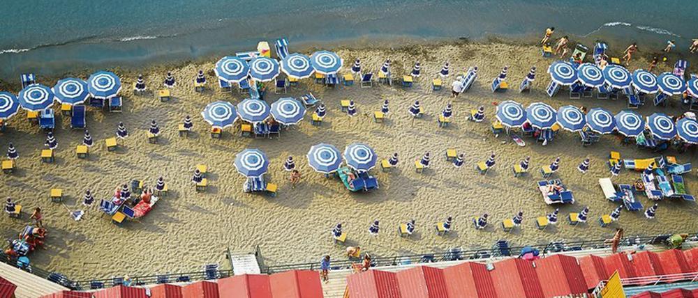 Treffpunkt, Laufsteg, Lesesaal und Heimat – das sind Italiens Strände. Jetzt stört Premier Draghi die Idylle.