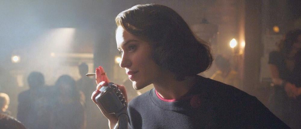 Nichts von ihrem schwarzen Humor verloren: Midge (Rachel Brosnahan) in der vierten und vorletzten Staffel von „Mrs. Maisel“ .
