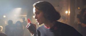 Nichts von ihrem schwarzen Humor verloren: Midge (Rachel Brosnahan) in der vierten und vorletzten Staffel von „Mrs. Maisel“ . 