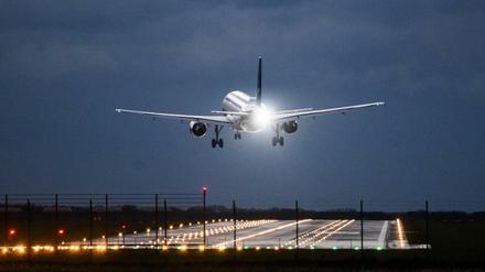 Ein Flugzeug der Lufthansa landet.