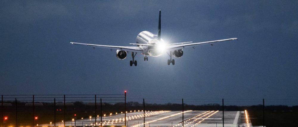 Ein Flugzeug der Lufthansa landet.
