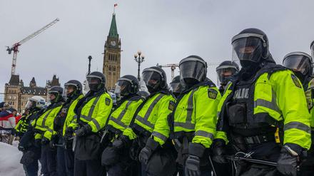 Polizisten stehen vor dem kanadischen Parlament in Ottawa.