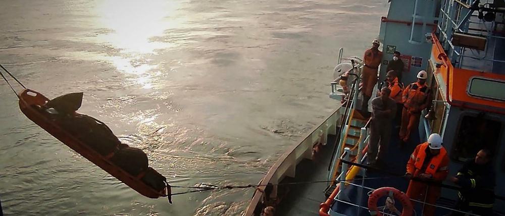 Bei der Suche nach Vermissten wurde der erste Tote von der "Euroferry Olympia" geborgen.