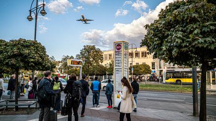 Haltestelle mit Fernweh: Noch bis Sonntag fährt der 128er vom Kurt-Schuhmacher-Platz zum Flughafen Tegel.  